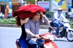 Người Hà Nội mệt mỏi đối phó với cái nắng đầu mùa