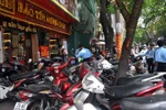 Người dân Hà Nội đổ xô mua vàng để "lướt sóng, trả nợ, làm quà..."