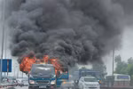 Xe tải bốc cháy dữ dội trên đường cao tốc Thăng Long - Nội Bài