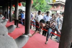 Video: Các sĩ tử 'lao mình' sờ đầu rùa bất chấp sự ngăn cản của SVTN 