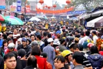 Hàng vạn người về lễ đầu năm tại Phủ Dày trong ngày họp chợ Viềng