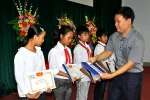 Báo Giáo dục Việt Nam trao tặng học bổng cho học sinh nghèo vượt khó