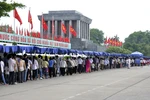 Ảnh: Hàng vạn người về Lăng viếng Chủ tịch Hồ Chí Minh