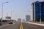 Sắp thông xe cầu vượt dầm thép qua nút giao thông gần khách sạn Daewoo