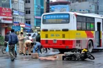 Va chạm với xe buýt, một phụ nữ mang bầu hai tháng tử vong tại chỗ