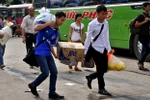 Vội vã gồng gánh đồ đạc trở lại Thủ đô sau kỳ nghỉ lễ