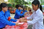 Gần 2000 suất cơm chay miễn phí được trao tận tay sĩ tử và phụ huynh