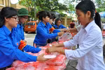 Gần 2000 suất cơm chay miễn phí được trao tận tay sĩ tử và phụ huynh