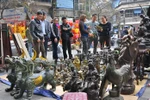 Hà Nội: Chợ hoa truyền thống Hàng Lược tràn ngập đồ đồng và hoa nhựa