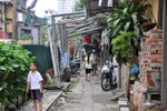Cận cảnh "ma trận" ống nước thải chảy trên đầu người dân