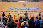 Giới trẻ Hà thành dầm mưa tham gia nghệ thuật đường phố