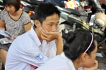 Các sĩ tử và phụ huynh hồi hộp trong buổi làm thủ tục thi ĐH đợt2