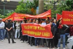 Hàng trăm cư dân bao vây sàn giao dịch chung cư Đại Thanh