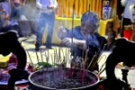 Hàng nghìn người đội mưa làm lễ Vu Lan sớm ở chùa Quán Sứ
