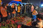Toát mồ hôi đi phiên chợ Viềng "mua may bán rủi"