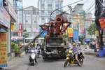 Hà Nội: Xe bơm bê tông kéo gãy cột điện gây ùn tắc giao thông