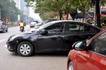 Phường Trung Hòa: Tràn lan các bãi trông giữ xe chiếm dụng lòng đường