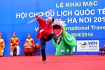 Lục Tiểu Linh Đồng “Tôn ngộ không” múa gậy ở Hà Nội