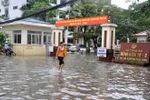 Hà Nội: Bệnh viện, bến xe, trụ sở UBND vẫn ngập trong biển nước