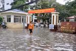 Hà Nội: Bệnh viện, bến xe, trụ sở UBND vẫn ngập trong biển nước