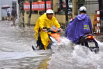 Hà Nội: Mưa lớn, phố lại thành sông