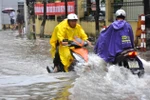 Hà Nội: Mưa lớn, phố lại thành sông