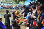 Các liền anh, liền chị vẫn ngửa nón xin tiền tại hội Lim 2013