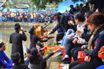 Các liền anh, liền chị vẫn ngửa nón xin tiền tại hội Lim 2013