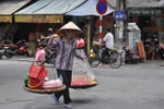 Ngược xuôi gánh hàng rong trên phố