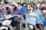 Tuyển sinh ĐH đợt 2: Sĩ tử đội mưa đến trường thi môn đầu tiên