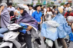 Tuyển sinh ĐH đợt 2: Sĩ tử đội mưa đến trường thi môn đầu tiên