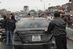 Hà Nội: Xe Mercedes bốc cháy trên cầu Chương Dương
