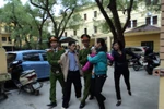 Người vợ trẻ khóc chạy theo chồng bị tuyên tử hình vì giết bố mẹ