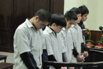 "Ngứa mắt" vì bị vượt, 5 thanh niên hò nhau "đánh chết người"