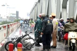 Xe ga cháy trơ khung trong mưa bão, cầu Chương Dương ùn tắc