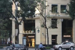 Cửa hàng Gucci thanh toán bằng ngoại tệ bị phạt 75 triệu đồng 