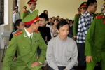 Ảnh: Sát thủ gài mìn giết chị dâu ngó lơ trong tiếng la hét đòi xử tử