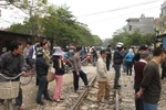 Hà Nội: Cố vượt tàu hoả, chồng bị nghiến nát chân, vợ bị thương nặng