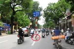 Một năm sau thí điểm phân làn ở HN: Biển gãy, bục nát, mạnh ai nấy đi
