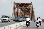 Một cô gái mặc váy đỏ lao đầu vào ô tô tự tử trên cầu Chương Dương