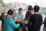 Đổi giờ học: "Tiệc đứng" cổng trường bội thu
