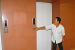 Run cầm cập đi thang máy tại chung cư Hà Nội