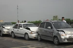 Xế hộp gây tai nạn liên hoàn, QL 5 ùn tắc nghiêm trọng