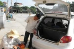 Giá dầu giảm 400 đồng/lít, người dân "mừng ít, lo nhiều"
