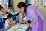 Cô giáo tiểu học Phạm Thị Thảo nặng lòng với học sinh khuyết tật