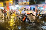 TP.HCM: Triều cường gây ngập nhiều tuyến đường