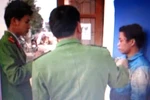 Dùng bình xịt hơi cay tấn công công an