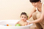 Đun nước trà xanh tắm cho bé, dùng thế nào mới đúng?