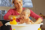 Thúc đẩy trí thông minh của bé bằng cách tắm rửa