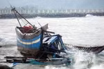 Tàu ngư dân Việt Nam bị tàu lạ đâm ở Trường Sa